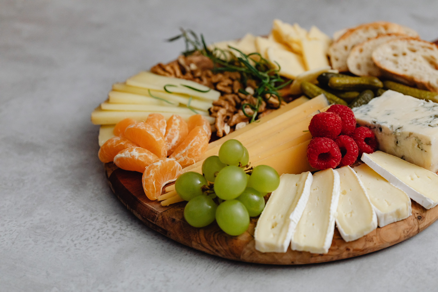LowFODMAP obložený tanier so syrom a ovocím